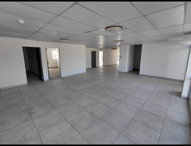 1,011M² OFFICE TO LET IN HALFWAY GARDENS